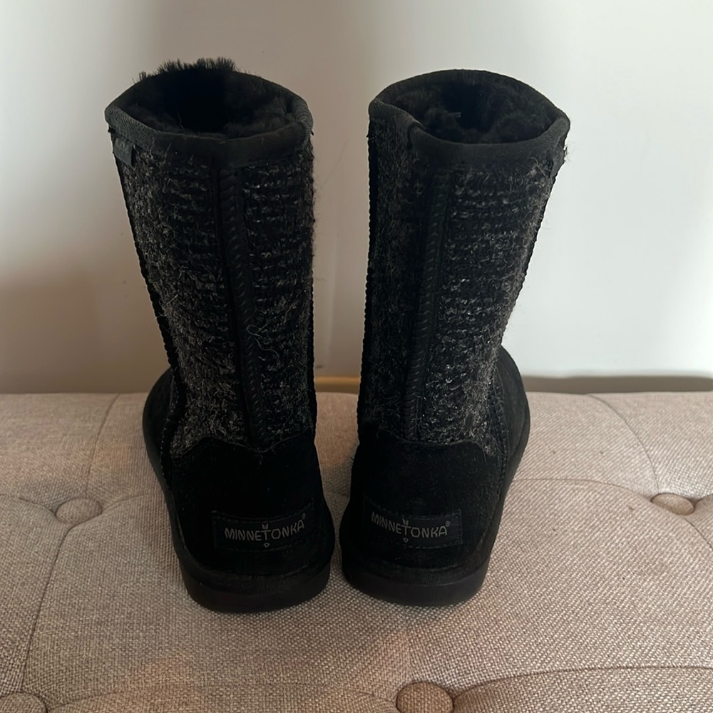 Minnetonka black Ugg like boot womens 7